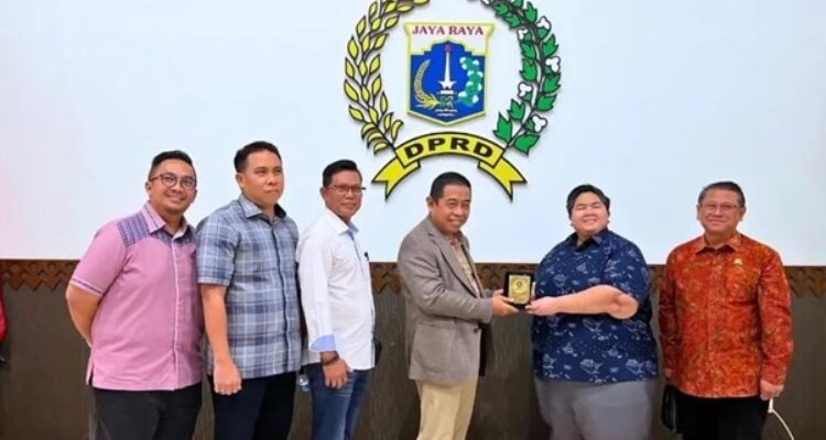 Rombongan DPRD Kaltim yang dipimpin Wakil Ketua DPRD Kaltim, Ananda Emira Moeis didampingi anggota DPRD Kaltim, Sigit Wibowo, Hartono Basuki, Nurhadi Saputra, dan Muhammad Husni Fahruddin.
