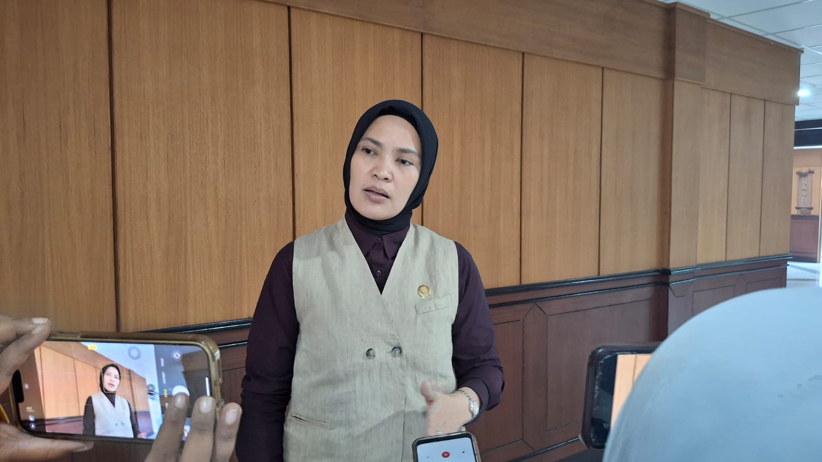 Wakil Ketua DPRD Kaltim, Yenni Eviliana, saat diwawancarai usai memimpin Rapat Paripurna Ke-48.