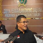 anggota Komisi IV DPRD Kaltim Darlis Pattalongi saat di wawancara.