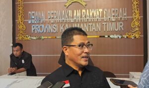 anggota Komisi IV DPRD Kaltim Darlis Pattalongi saat di wawancara.