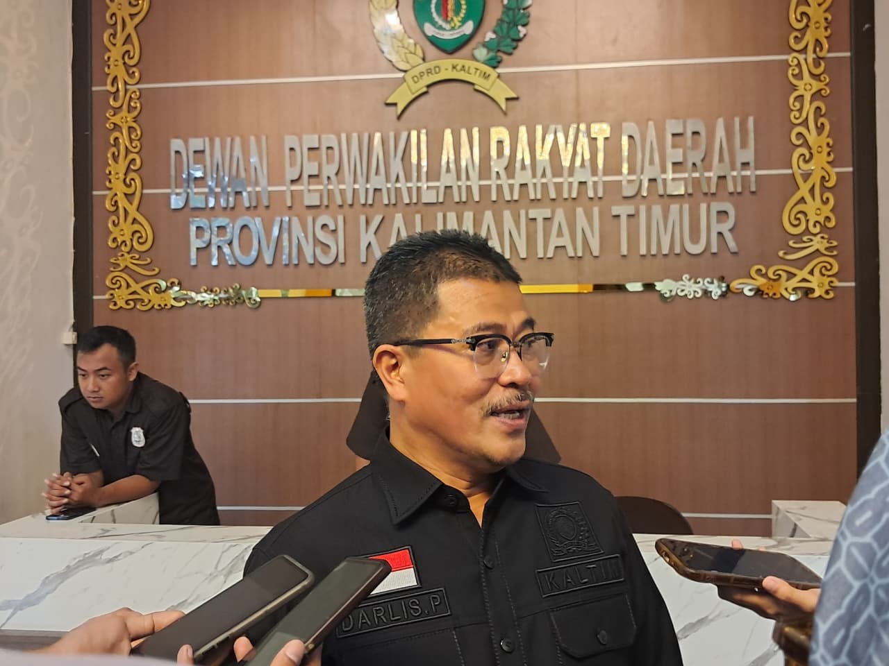 anggota Komisi IV DPRD Kaltim Darlis Pattalongi saat di wawancara.