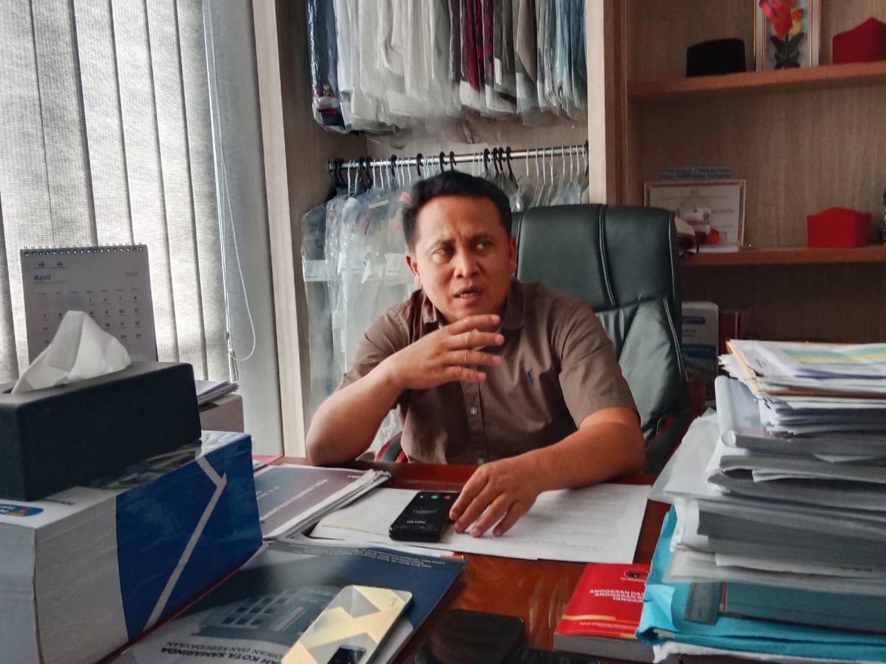 Anggota DPRD Samarinda, Anhar, menyoroti wacana penghapusan tenaga honorer yang dinilai dapat memperparah kekurangan guru di Kota Samarinda.