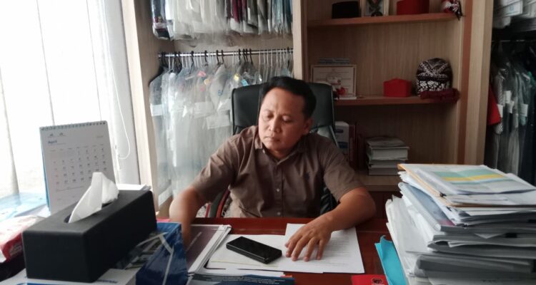 Anhar menyampaikan kritik terhadap wacana penghapusan tenaga honorer di sektor pendidikan yang dinilai dapat memperburuk kekurangan guru di daerah.