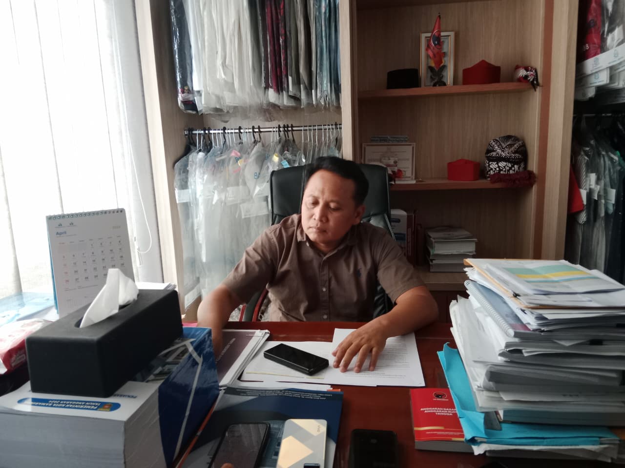 Anhar menyampaikan kritik terhadap wacana penghapusan tenaga honorer di sektor pendidikan yang dinilai dapat memperburuk kekurangan guru di daerah.
