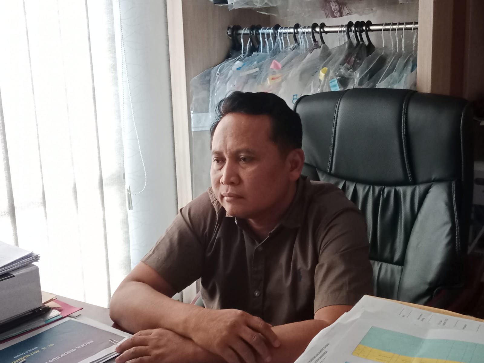 Anhar menyoroti mekanisme penyampaian rekomendasi LKPJ Wali Kota Samarinda yang dinilai harus dilakukan melalui rapat paripurna resmi sesuai ketentuan peraturan perundang-undangan.