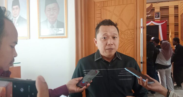 DENI HAKIM 9 Anggota Komisi III DPRD Kota Samarinda, Deni Hakim Anwar.