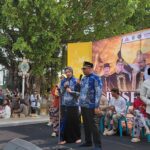 Bupati Kukar, Aulia Rahman Basri didampingi oleh sang istri Andi Deezca Pravidhia Aulia, saat mengikuti rangkaian Kegiatan Erau Adat Kutai, Kamis (24/9/2026).