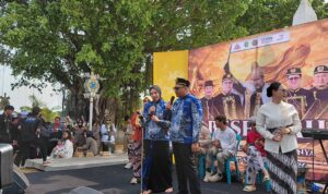 Bupati Kukar, Aulia Rahman Basri didampingi oleh sang istri Andi Deezca Pravidhia Aulia, saat mengikuti rangkaian Kegiatan Erau Adat Kutai, Kamis (24/9/2026).