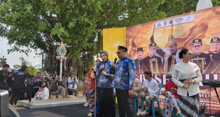 Bupati Kukar, Aulia Rahman Basri didampingi oleh sang istri Andi Deezca Pravidhia Aulia, saat mengikuti rangkaian Kegiatan Erau Adat Kutai, Kamis (24/9/2026).