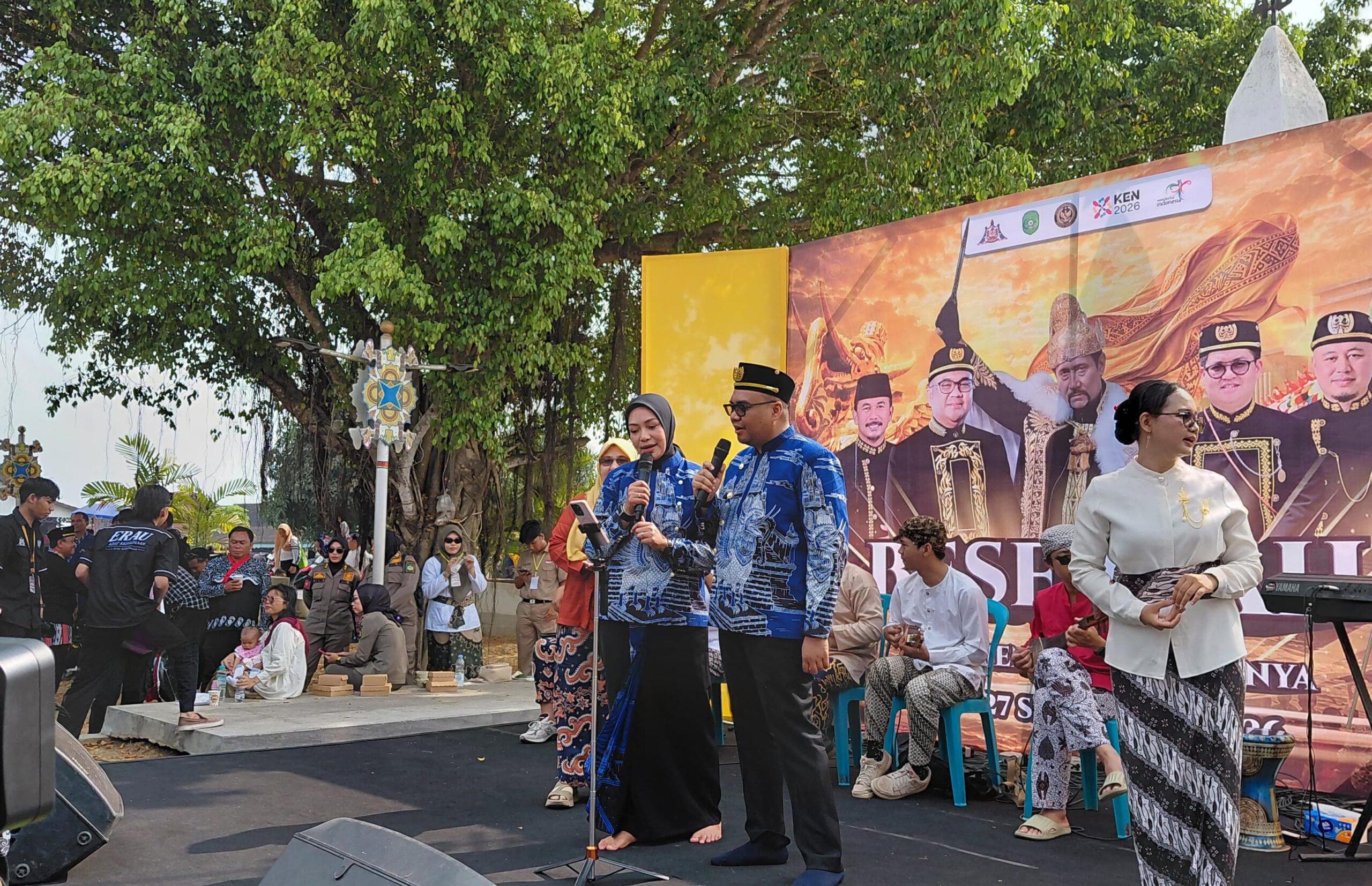 Bupati Kukar, Aulia Rahman Basri didampingi oleh sang istri Andi Deezca Pravidhia Aulia, saat mengikuti rangkaian Kegiatan Erau Adat Kutai, Kamis (24/9/2026).
