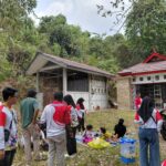 Foto : Pegawai Dinas Pariwisata Kutai Kartanegara menggelar aksi gotong royong membersihkan area destinasi wisata Waduk Panji Sukarame, Tenggarong, Jumat (25/9/2026).