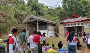 Foto : Pegawai Dinas Pariwisata Kutai Kartanegara menggelar aksi gotong royong membersihkan area destinasi wisata Waduk Panji Sukarame, Tenggarong, Jumat (25/9/2026).