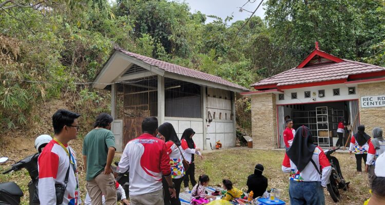 Foto : Pegawai Dinas Pariwisata Kutai Kartanegara menggelar aksi gotong royong membersihkan area destinasi wisata Waduk Panji Sukarame, Tenggarong, Jumat (25/9/2026).