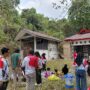 Foto : Pegawai Dinas Pariwisata Kutai Kartanegara menggelar aksi gotong royong membersihkan area destinasi wisata Waduk Panji Sukarame, Tenggarong, Jumat (25/9/2026).