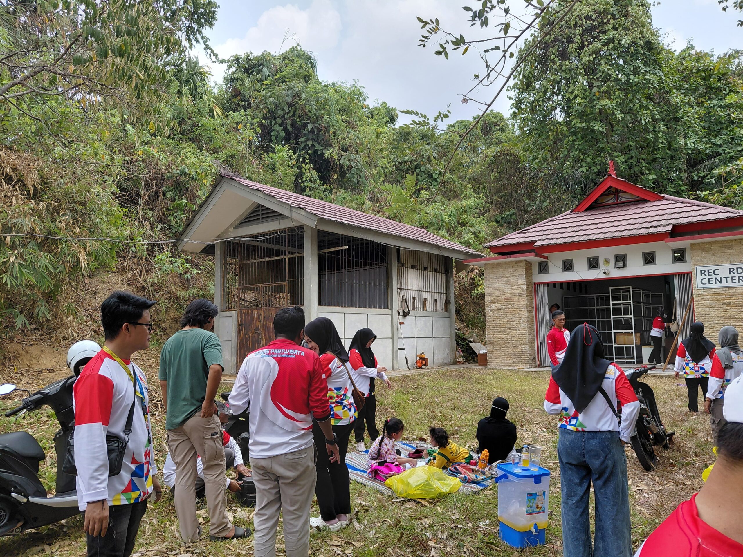 Foto : Pegawai Dinas Pariwisata Kutai Kartanegara menggelar aksi gotong royong membersihkan area destinasi wisata Waduk Panji Sukarame, Tenggarong, Jumat (25/9/2026).
