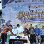 Bupati Kutai Kartanegara Aulia Rahman Basri (tengah) memotong tumpeng tanda dibukanya acara GENCARKAN Peringatan Hari Tani Nasional 2026 di Stadion Rondong Demang, Tenggarong, Jumat (25/9/2026).