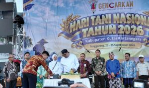 Bupati Kutai Kartanegara Aulia Rahman Basri (tengah) memotong tumpeng tanda dibukanya acara GENCARKAN Peringatan Hari Tani Nasional 2026 di Stadion Rondong Demang, Tenggarong, Jumat (25/9/2026). Bupati Kutai Kartanegara Aulia Rahman Basri (tengah) memotong tumpeng tanda dibukanya acara GENCARKAN Peringatan Hari Tani Nasional 2026 di Stadion Rondong Demang, Tenggarong, Jumat (25/9/2026).