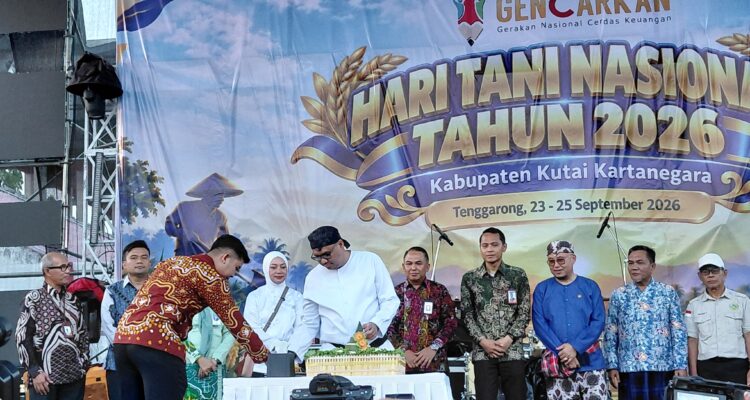 Bupati Kutai Kartanegara Aulia Rahman Basri (tengah) memotong tumpeng tanda dibukanya acara GENCARKAN Peringatan Hari Tani Nasional 2026 di Stadion Rondong Demang, Tenggarong, Jumat (25/9/2026).