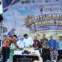Bupati Kutai Kartanegara Aulia Rahman Basri (tengah) memotong tumpeng tanda dibukanya acara GENCARKAN Peringatan Hari Tani Nasional 2026 di Stadion Rondong Demang, Tenggarong, Jumat (25/9/2026).