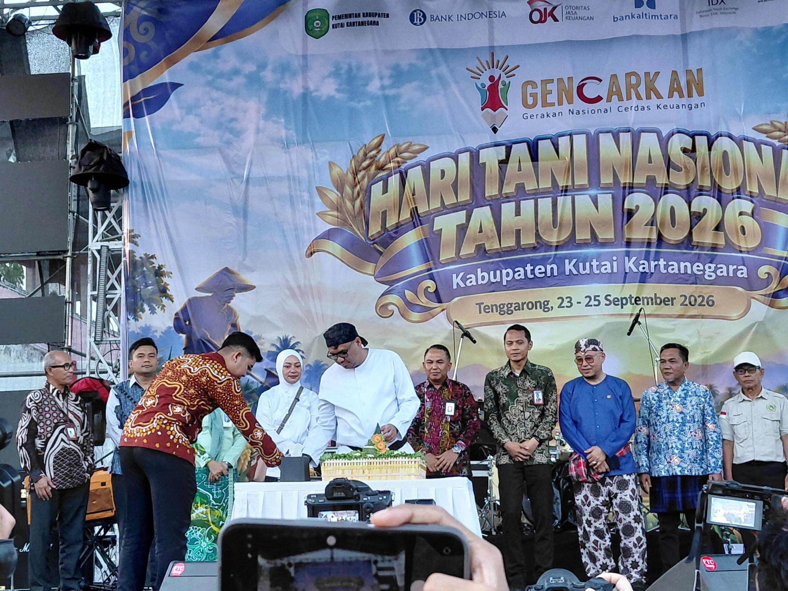 Bupati Kutai Kartanegara Aulia Rahman Basri (tengah) memotong tumpeng tanda dibukanya acara GENCARKAN Peringatan Hari Tani Nasional 2026 di Stadion Rondong Demang, Tenggarong, Jumat (25/9/2026).