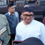 Bupati Kutai Kartanegara Aulia Rahman Basri (tengah), saat menjawab pertanyaan para awak media Tenggarong, Jumat (25/9/2026).