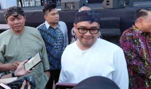 IMG-20260926-WA0012 Bupati Kutai Kartanegara Aulia Rahman Basri (tengah), saat menjawab pertanyaan para awak media Tenggarong, Jumat (25/9/2026).