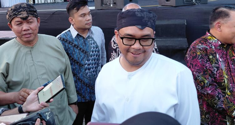 Bupati Kutai Kartanegara Aulia Rahman Basri (tengah), saat menjawab pertanyaan para awak media Tenggarong, Jumat (25/9/2026).
