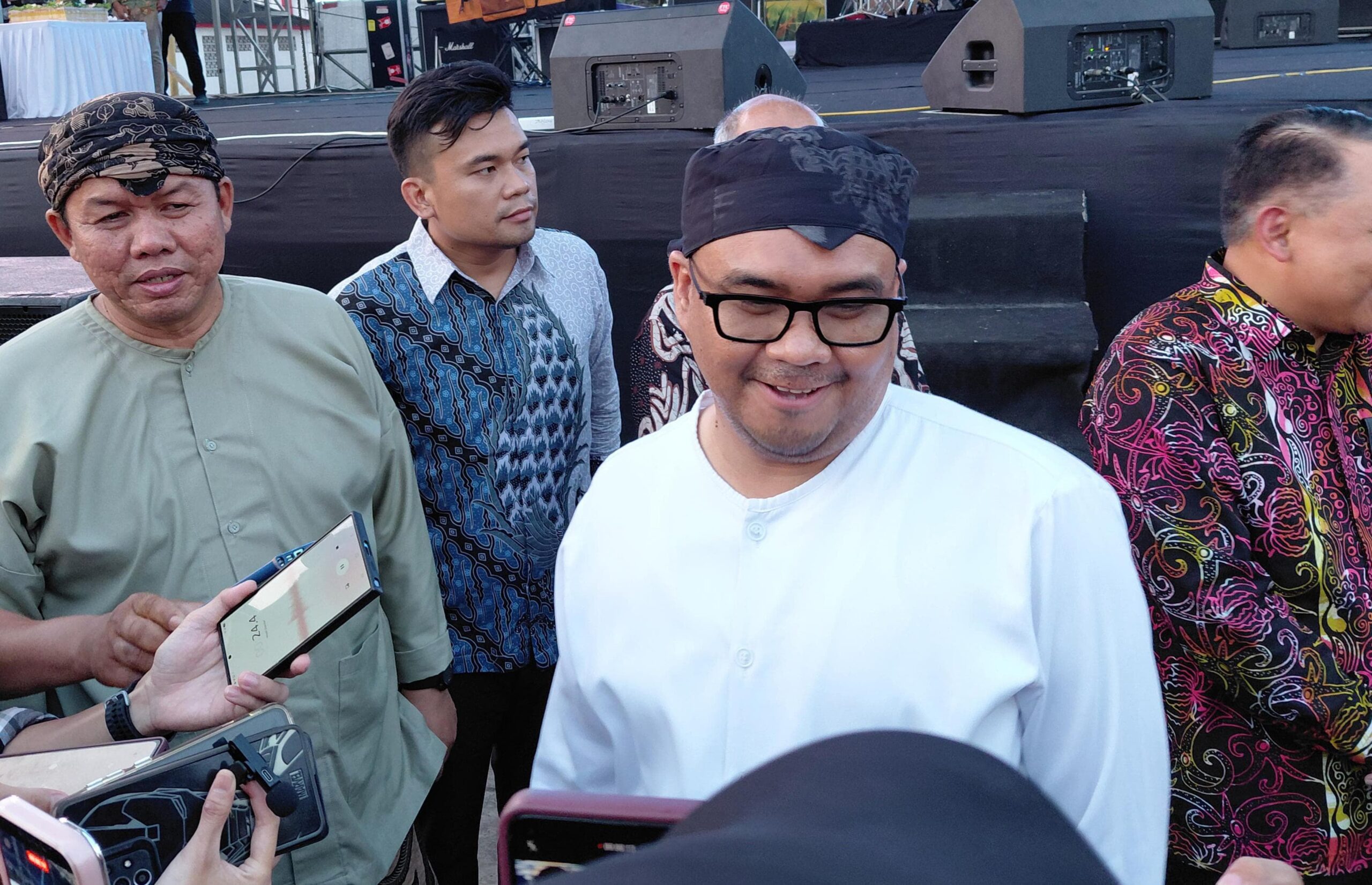 Bupati Kutai Kartanegara Aulia Rahman Basri (tengah), saat menjawab pertanyaan para awak media Tenggarong, Jumat (25/9/2026).