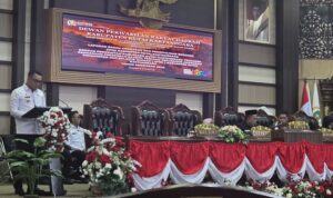 IMG-20260930-WA0058 Bupati Kutai Kartanegara dr. Aulia Rahman Basri, saat membacakan pidato sambutan dalam Sidang Paripurna DPRD Kukar terkait Pengesahan Raperda Perubahan APBD TA 2026 di Tenggarong, Rabu (30/9/2026).