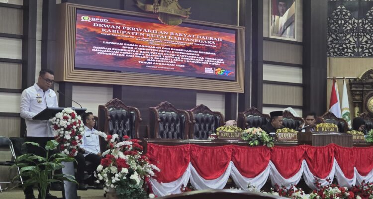 Bupati Kutai Kartanegara dr. Aulia Rahman Basri, saat membacakan pidato sambutan dalam Sidang Paripurna DPRD Kukar terkait Pengesahan Raperda Perubahan APBD TA 2026 di Tenggarong, Rabu (30/9/2026).