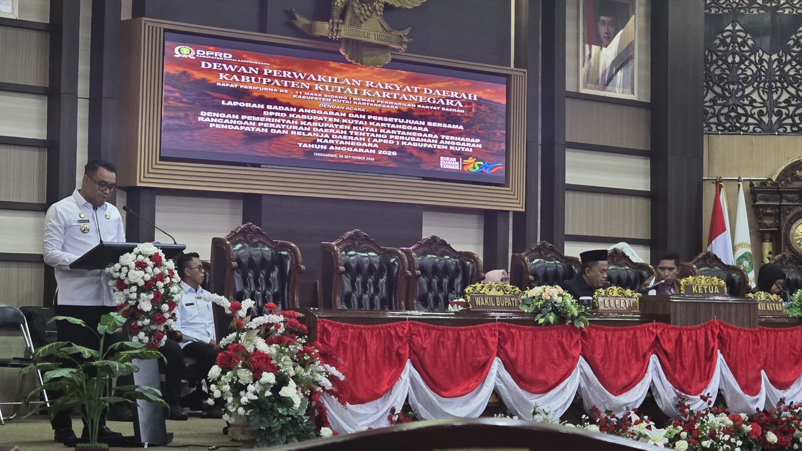 Bupati Kutai Kartanegara dr. Aulia Rahman Basri, saat membacakan pidato sambutan dalam Sidang Paripurna DPRD Kukar terkait Pengesahan Raperda Perubahan APBD TA 2026 di Tenggarong, Rabu (30/9/2026).