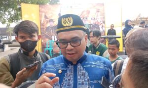 Bupati Kukar, Aulia Rahman Basri, Saat di Wawancarai Awak Media, Kamis (24/9/2026)