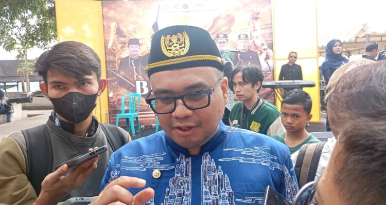 Bupati Kukar, Aulia Rahman Basri, Saat di Wawancarai Awak Media, Kamis (24/9/2026)
