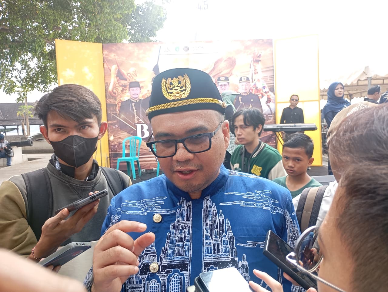 Bupati Kukar, Aulia Rahman Basri, Saat di Wawancarai Awak Media, Kamis (24/9/2026)