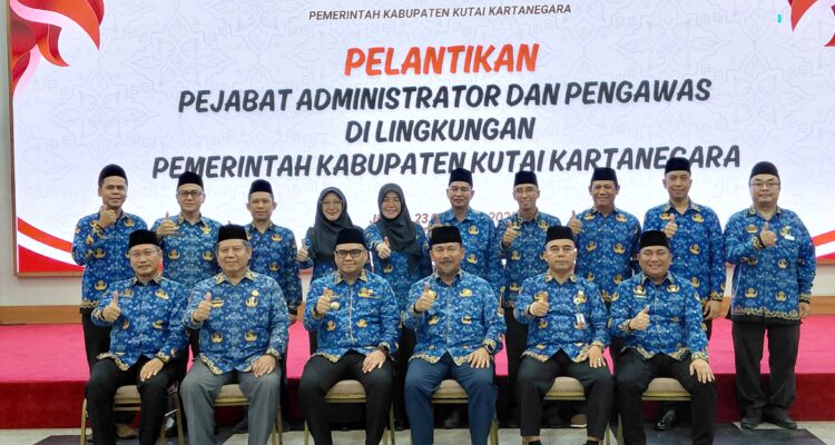 Pelantikan Pejabat Administrator dan Pengawas Di Lingkungan Pemerintah Kutai Kartengara