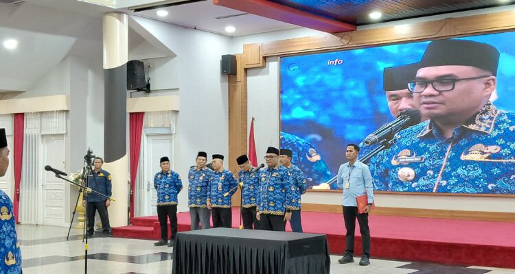 Pelantikan Pejabat Administrator dan Pengawas Di Lingkungan Pemerintah Kutai Kartengara