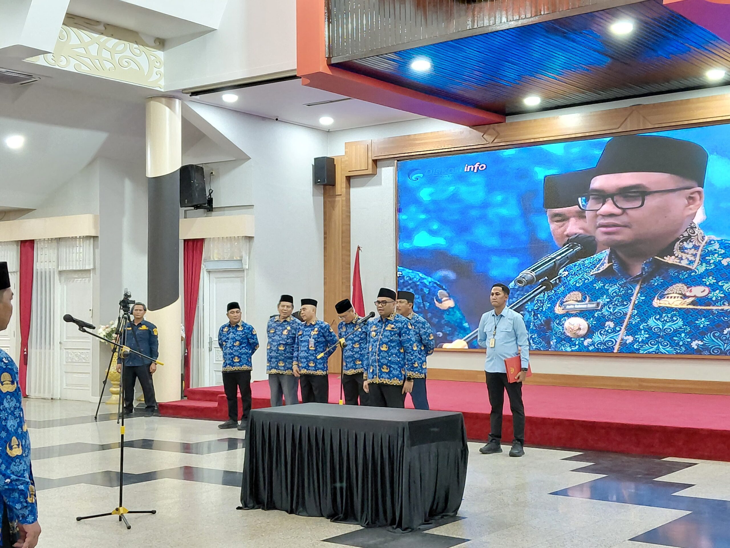 Pelantikan Pejabat Administrator dan Pengawas Di Lingkungan Pemerintah Kutai Kartengara