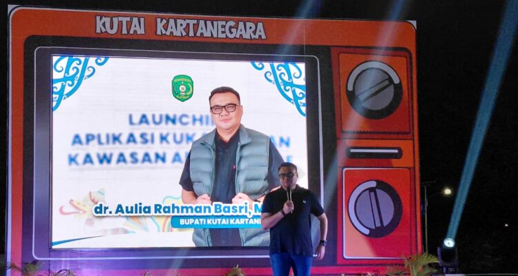 Bupati Kukar, Aulia Rahman Basri, saan menyampaikan sambutan pada kegiatan Launching Aplikasi KukarGo & Peresmian Arbizz Space dalam rangka Memperingati Hari Koperasi Nasional yang ke-79 dan hari UMKM Nasional ke-10 bertempat di Panggung Arbizz Space Tenggarong Sabtu, (3/10/2026)
