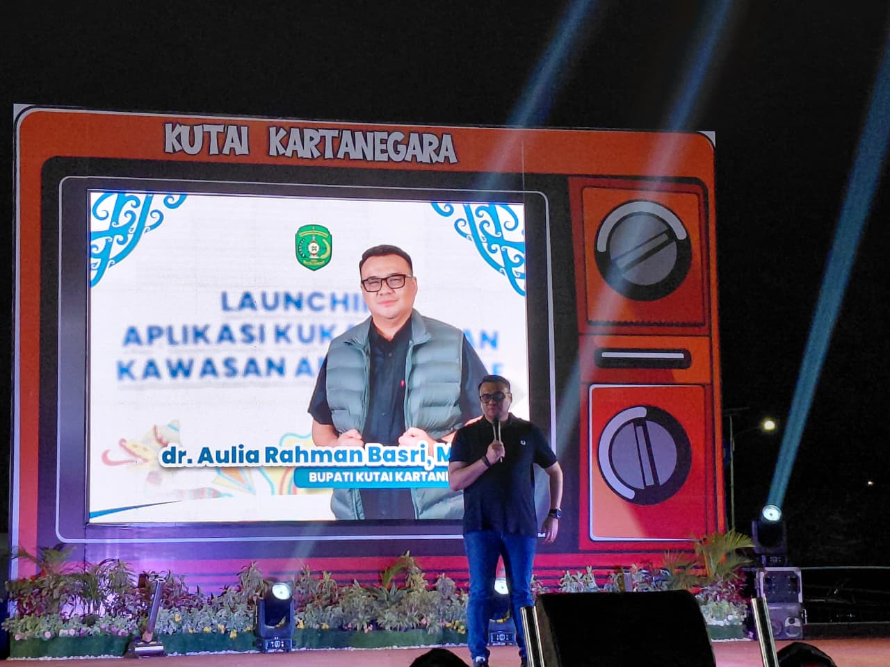 Bupati Kukar, Aulia Rahman Basri, saan menyampaikan sambutan pada kegiatan Launching Aplikasi KukarGo & Peresmian Arbizz Space dalam rangka Memperingati Hari Koperasi Nasional yang ke-79 dan hari UMKM Nasional ke-10 bertempat di Panggung Arbizz Space Tenggarong Sabtu, (3/10/2026)