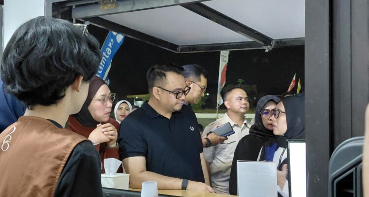 Bupati Kukar, Aulia Rahman Basri, memantau dan berinteraksi langsung dengan pedagang di kawasan Arbizz Space, Sabtu, (3/10/2026)