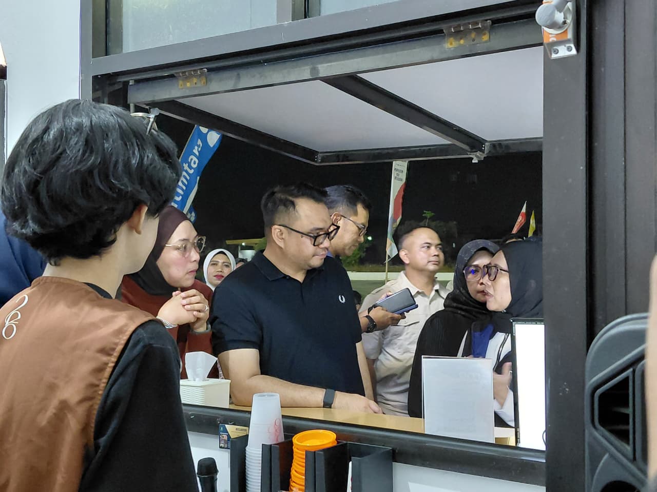 Bupati Kukar, Aulia Rahman Basri, memantau dan berinteraksi langsung dengan pedagang di kawasan Arbizz Space, Sabtu, (3/10/2026)