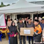 Bupati Kukar saat menyerahkan bantuan kepada Korban Kebakaran Gang Wakaf Tenggarong, Kamis (8/10/2026)
