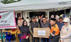 Bupati Kukar saat menyerahkan bantuan kepada Korban Kebakaran Gang Wakaf Tenggarong, Kamis (8/10/2026)