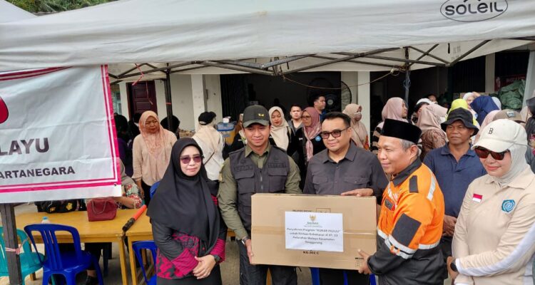 Bupati Kukar saat menyerahkan bantuan kepada Korban Kebakaran Gang Wakaf Tenggarong, Kamis (8/10/2026)
