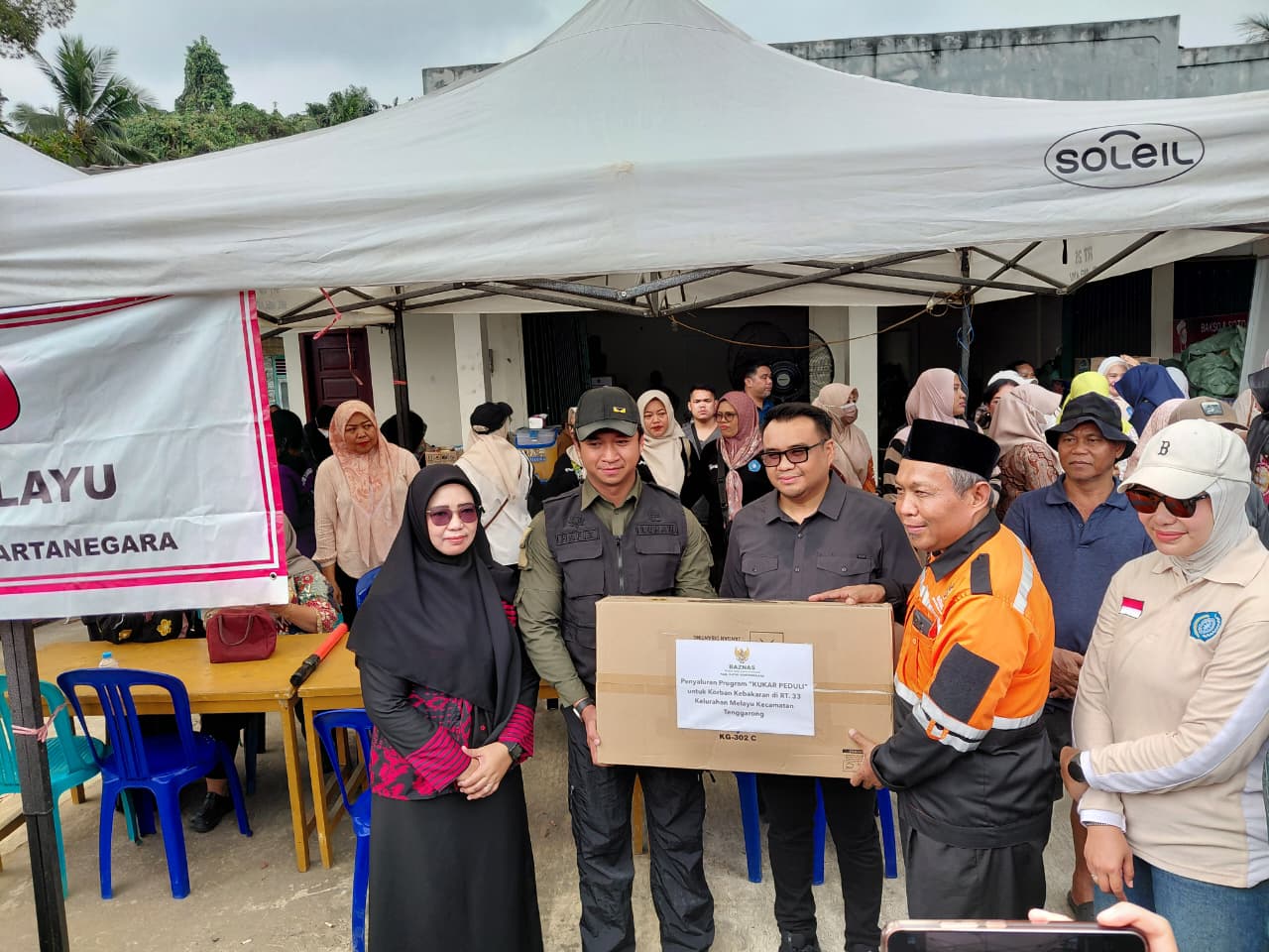 Bupati Kukar saat menyerahkan bantuan kepada Korban Kebakaran Gang Wakaf Tenggarong, Kamis (8/10/2026)