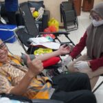 Pegawai Dinas Ketahanan Pangan Kabupaten Kutai Kartanegara, partisipasi dalam aksi donor darah bersama. (Ist)