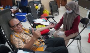 Pegawai Dinas Ketahanan Pangan Kabupaten Kutai Kartanegara, partisipasi dalam aksi donor darah bersama. (Ist)