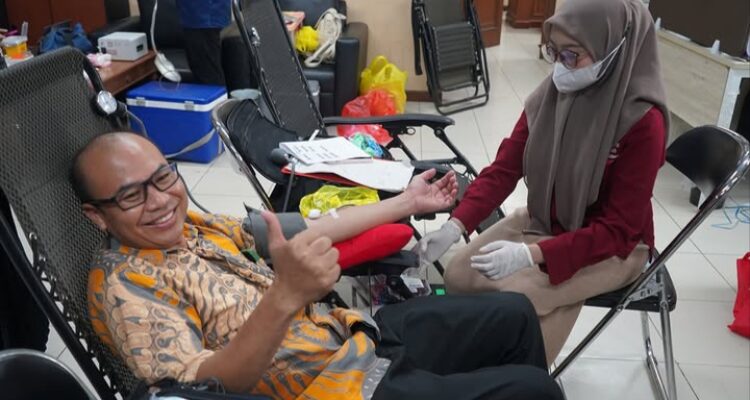 Pegawai Dinas Ketahanan Pangan Kabupaten Kutai Kartanegara, partisipasi dalam aksi donor darah bersama. (Ist)