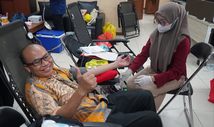 Pegawai Dinas Ketahanan Pangan Kabupaten Kutai Kartanegara, partisipasi dalam aksi donor darah bersama. (Ist)