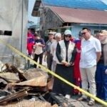 Bupati Kukar, Aulia Rahman Basri, saat kegiatan Monitoring lokasi kebakaran dan silaturahmi serta penyerahan bantuan kepada korban kebakaran di Gang Karya Jalan Kartini Kelurahan Melayu, Tenggarong Minggu (18/10/2026).